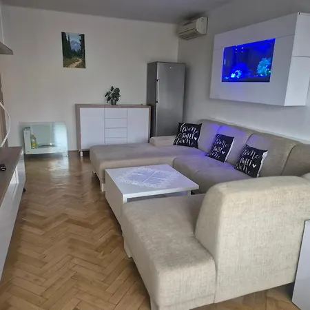 アパート Stylish 4-room In The Heart Of The レビツェ