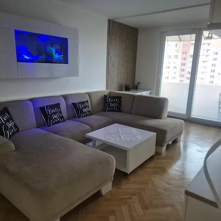Stylovy 4-izbovy V Srdci Mesta Apartmán Levice