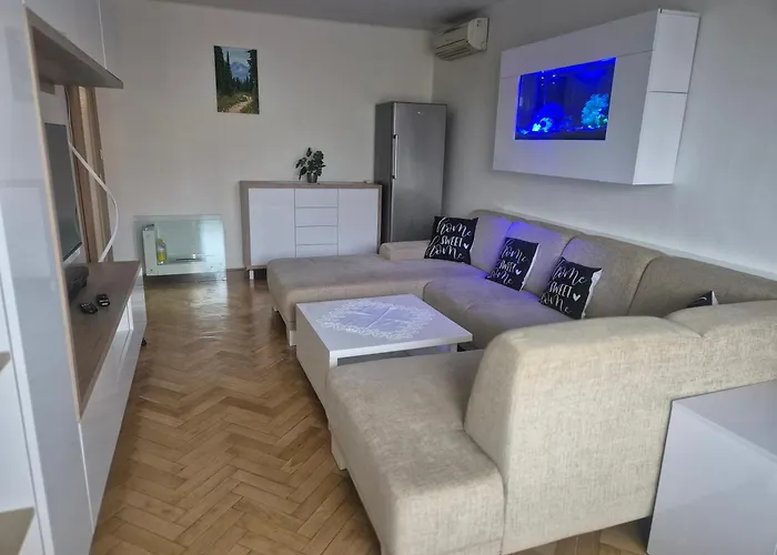 アパート Stylish 4-room In The Heart Of The レビツェ